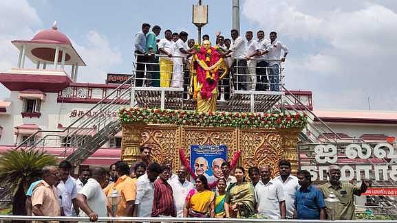 சிலைக்கு மாலை அணிவித்து மரியாதை செலுத்திய பாஜகவினா்.