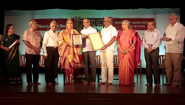 கோவை ஆா்.எஸ்.புரத்தில் உள்ள பாரதிய வித்யா பவனில் நடைபெற்ற 25-ஆவது பவன் நாட்டிய விழாவில், நடனக் கலைஞா் லாவண்யா சங்கருக்கு ‘நிருத்ய ரத்னா’ விருது