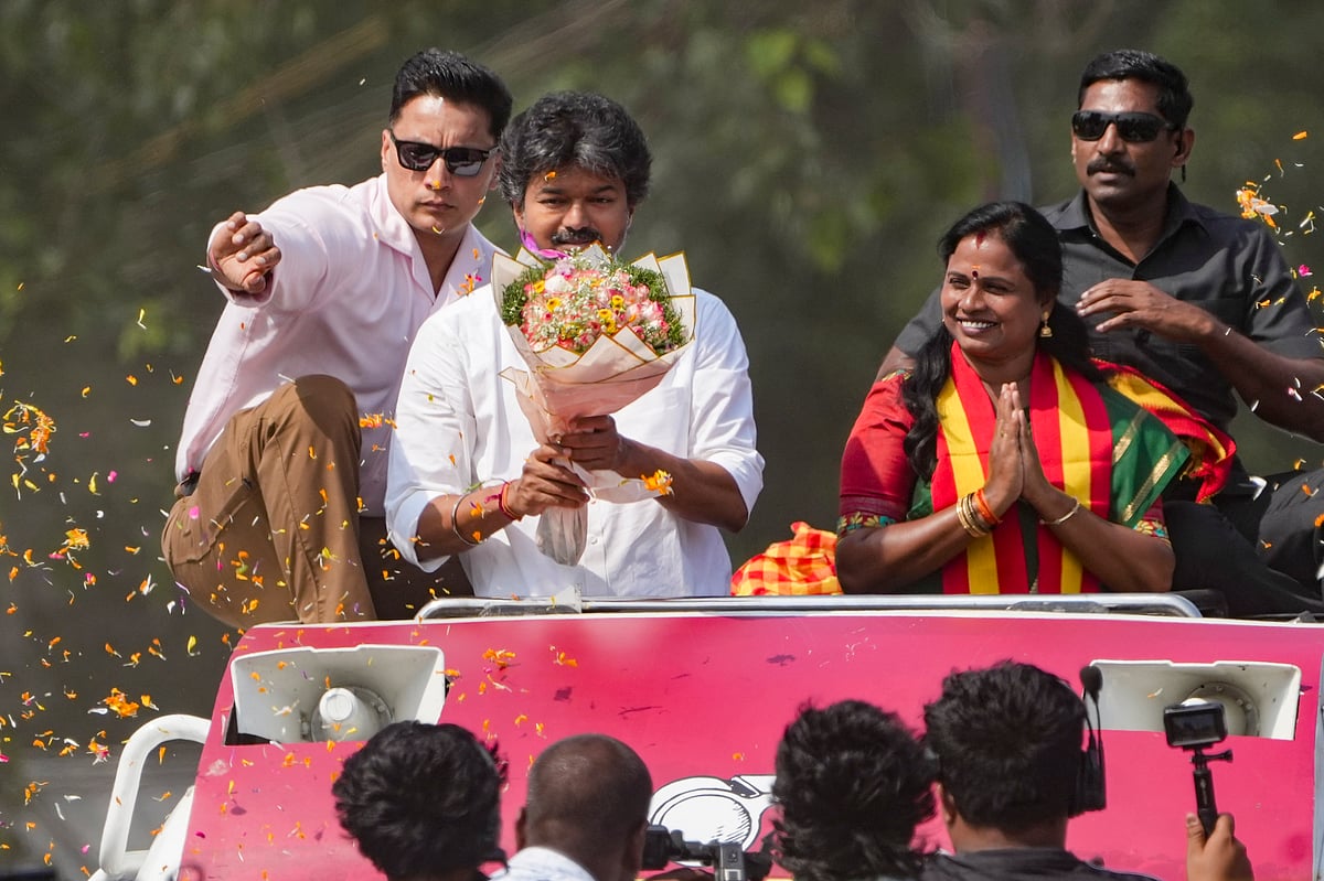 முதல்வர் விஜய்க்கு மலர் தூவி உற்சாக வரவேற்பளித்த பொதுமக்கள்.