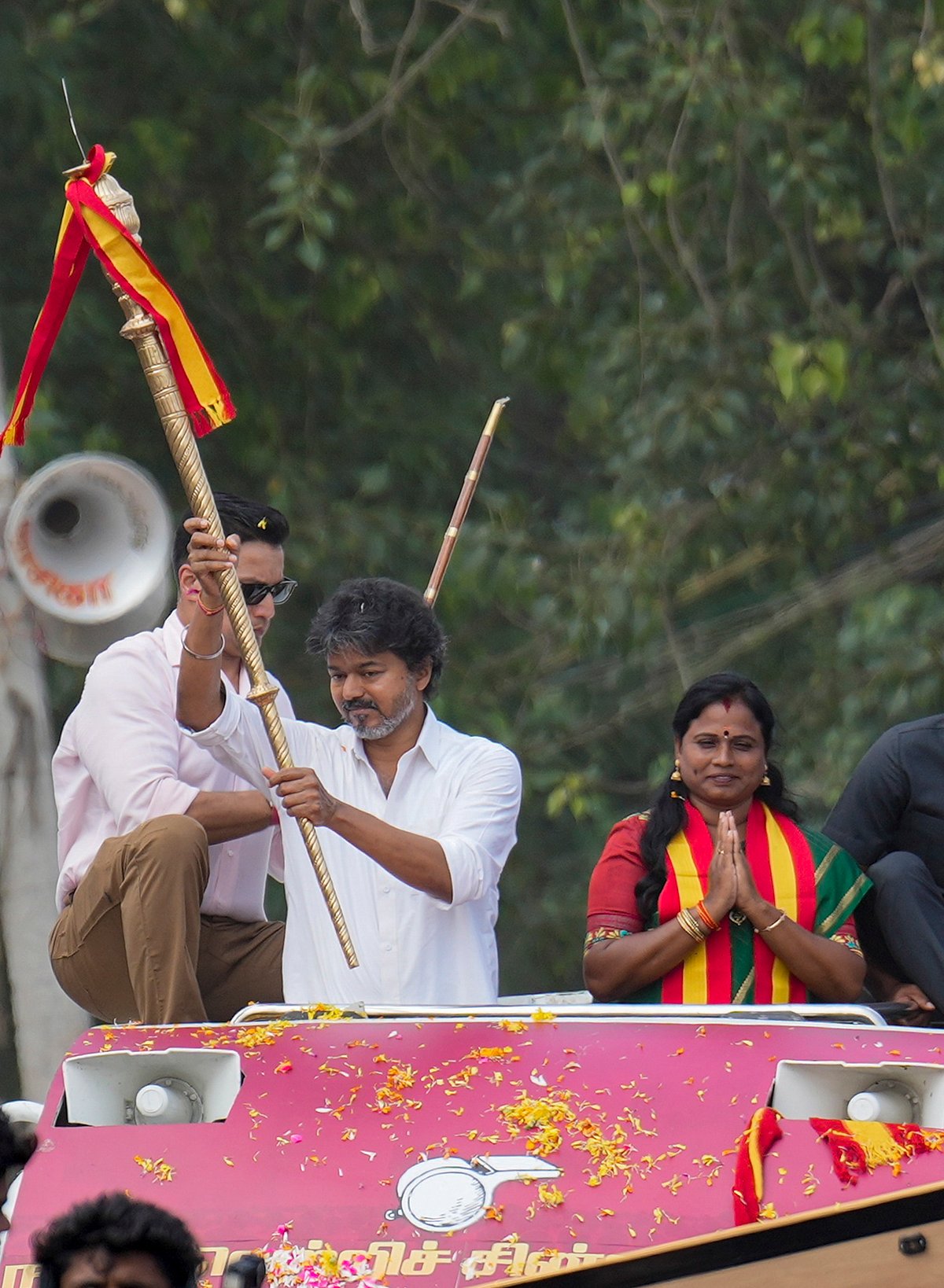 தொண்டர்களின் வரவேற்பை ஏற்று முதல்வர் விஜய் வாக்கு சேகரித்தார்.