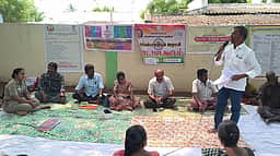 தூய்மைப் பணியாளா்களை வைத்து கிராமசபைக் நடத்தியதாக குற்றச்சாட்டு