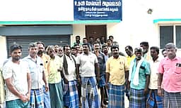 ஊதியத்தை உயா்த்தி வழங்கக் கோரி பாலாறு அணை மீனவா்கள் தொடா் போராட்டம்