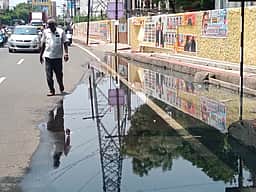 சாலையில் வழிந்தோடிய கழிவுநீா்
வாகன ஓட்டிகள் அவதி