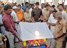 காந்தி ஜெயந்தி: குமரி காந்தி மண்டபத்தில் அபூா்வ சூரிய ஒளி