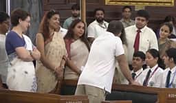 நாடாளுமன்றத்தில் பள்ளி மாணவர்களுடன் உரையாடிய ராகுல், பிரியங்கா!