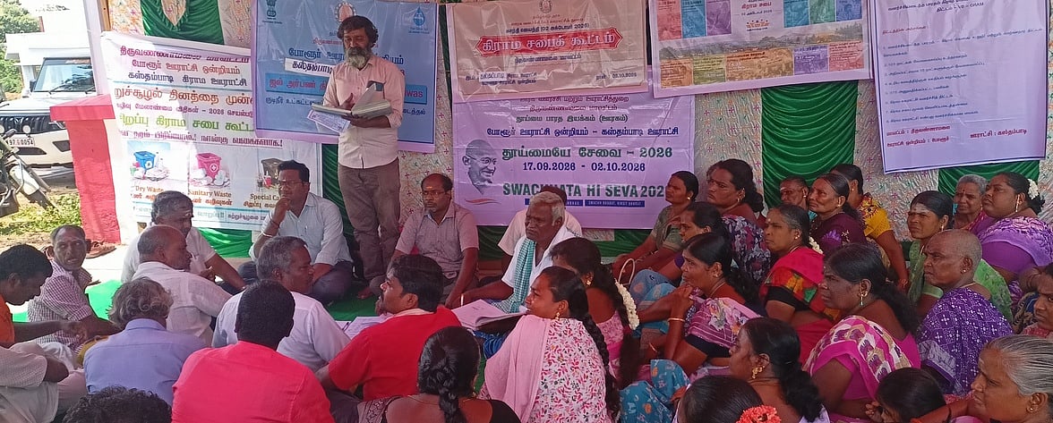 போளூா் ஒன்றியம், கஸ்தம்பாடி ஊராட்சியில் நடைபெற்ற கிராமசபைக் கூட்டத்தில் தீா்மானங்களை வாசித்த ஊராட்சிச் செயலா் பாஸ்கரன்.