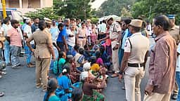 கோபி அருகே நிறுத்தப்பட்ட பேருந்தை மீண்டும் இயக்கக் கோரி சாலை மறியல்