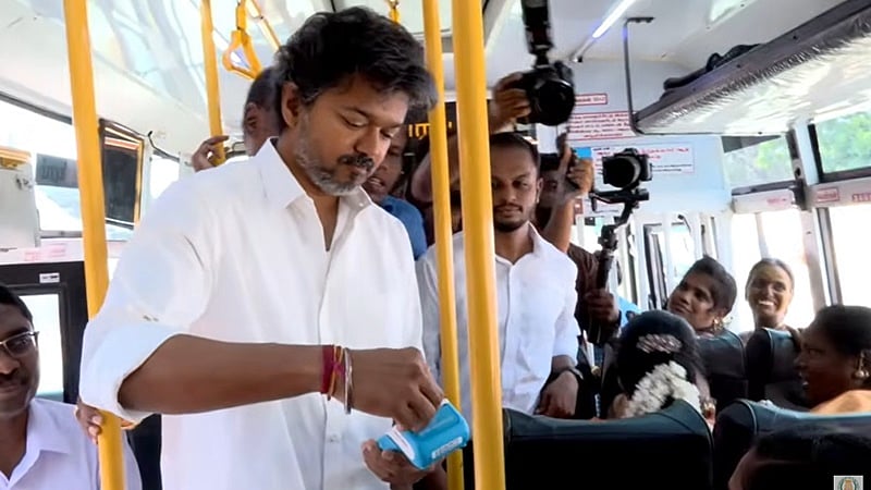 டீலக்ஸ், புறநகர் பேருந்துகளில் கட்டணமில்லா பயணம்: பெண்களுக்கு டிக்கெட் கொடுத்து தொடக்கி வைத்த முதல்வர்!