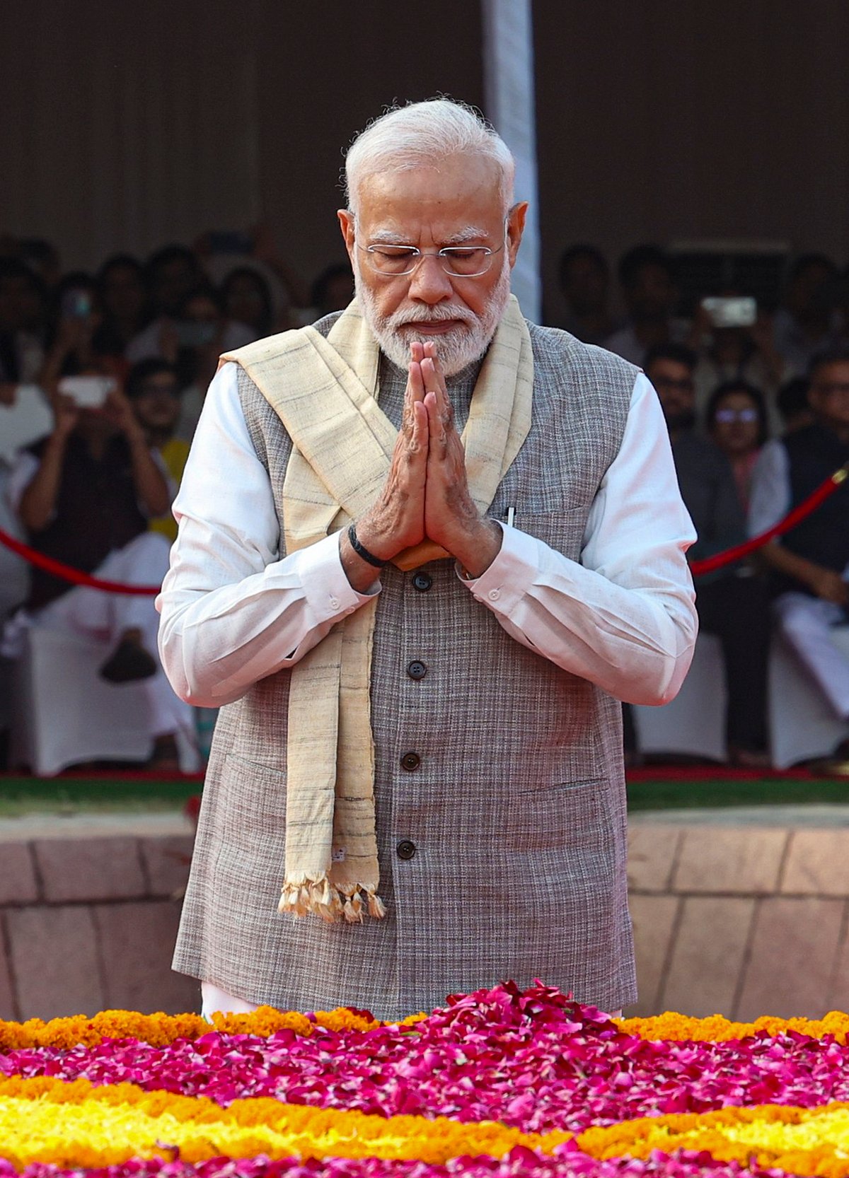 தில்லி ராஜ்காட்டில் மலர்களால் அலங்கரிக்கப்பட்ட காந்தி நினைவிடத்தில் பிரதமர் நரேந்திர மோடி மரியாதை செலுத்தினார்.