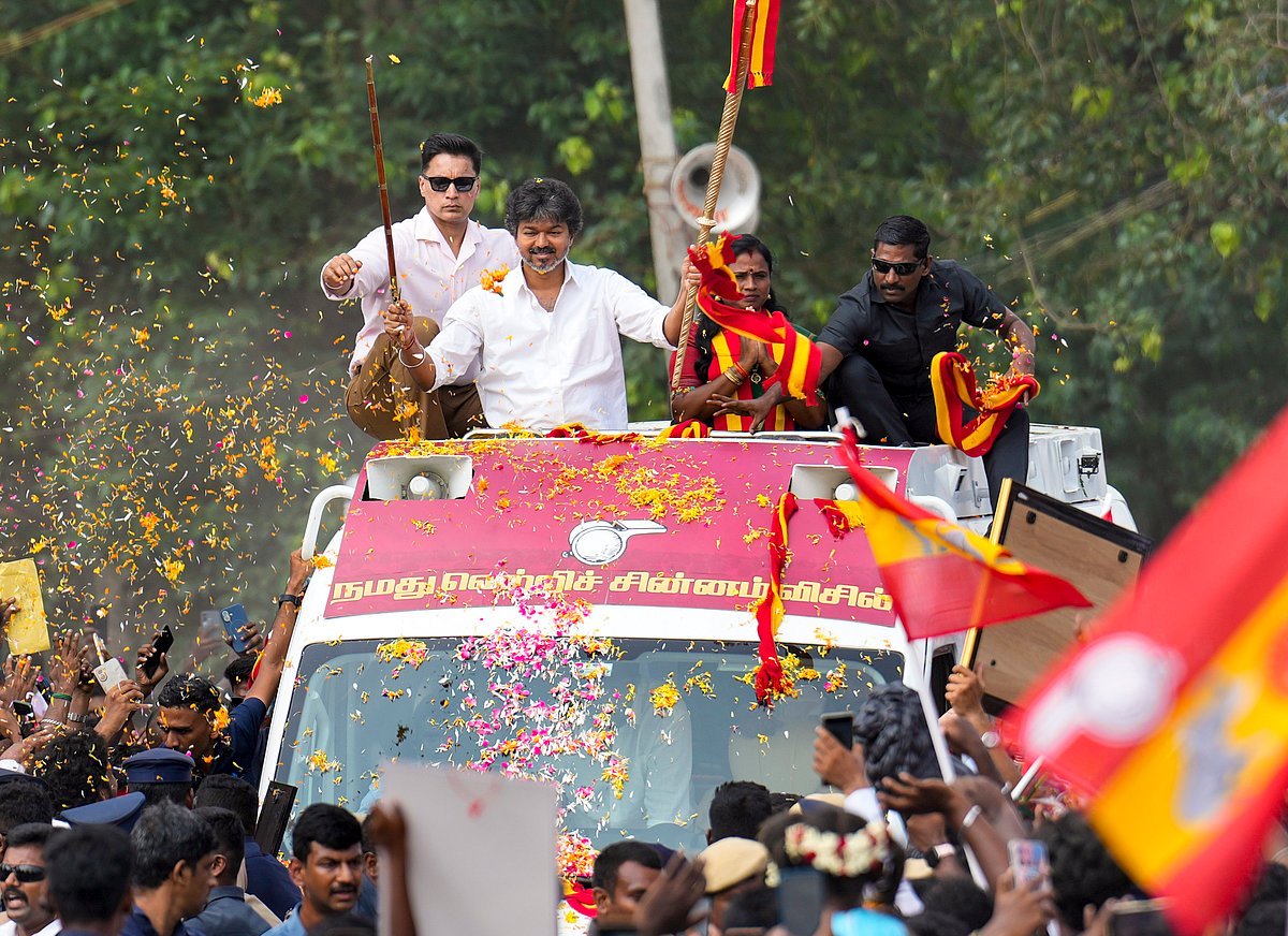 முதல்வர் விஜய்க்கு தவெக-வினரும், பொதுமக்களும் உற்சாக வரவேற்பு அளித்தனர்.