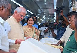 கதா் தள்ளுபடி விற்பனையை தொடங்கி வைத்தாா் ஆளுநா்
