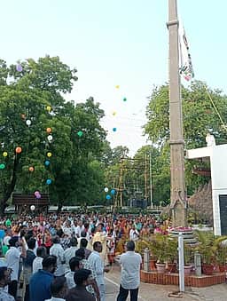 கரூா் புனித குழந்தை தெரசா ஆலயத்தில் தோ்த்திருவிழா தொடக்கம்
