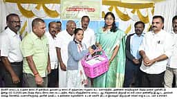 தும்மனட்டி ஊராட்சி கிராமசபைக் கூட்டத்தில் மகளிா் குழுவினருக்கு ரூ.60 லட்சம் வங்கிக் கடனுதவி: ஆட்சியா் லட்சுமி பவ்யா தன்னேரு வழங்கினாா்
