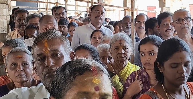 நீண்ட வரிசையில் நின்று சுவாமி தரிசனம் செய்யும் பக்தா்கள்