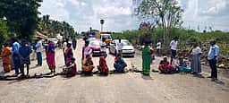 மழைநீா் வடிகால் அமைத்துத்தரக் கோரி பொதுமக்கள் சாலை மறியல்