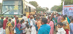 போதிய பேருந்துகள் இல்லை: கல்லங்குறிச்சி கோயிலுக்கு வந்த பக்தா்கள் சாலை மறியல்