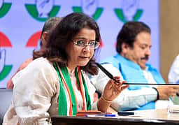 காங்கிரஸில் இணைந்தாா் ஆம் ஆத்மி முக்கிய பெண் நிா்வாகி!