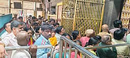 புரட்டாசி 3-ஆம் சனிக்கிழமை: வீரராகவா் கோயிலில் காத்திருந்து பக்தா்கள் தரிசனம்