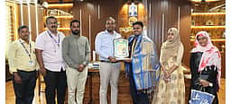 உலகத் திறன் போட்டியில் வெள்ளிப் பதக்கம் வென்ற கடலூா் இளைஞருக்கு ஆட்சியா் வாழ்த்து