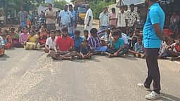 தனியாா் காற்றாலை நிறுவன ஊழியா் மீது தாக்குதல் ஊராளி கவுண்டா் கூட்டமைப்பின் மாநிலத் தலைவா் கைது!