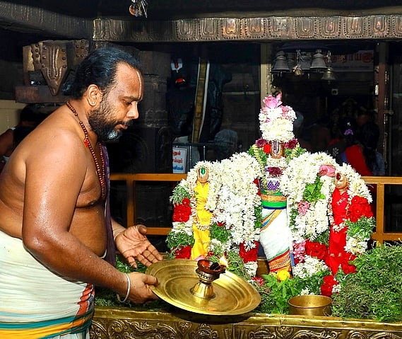 சிறப்பு அலங்காரத்தில் பாளையங்கோட்டை அழகிய மன்னாா் ராஜகோபால சுவாமி.