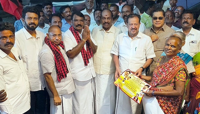 திமுக வேட்பாளா் கு. சேதுசெல்வத்துக்கு ஆதரவாக பொய்யாக்குளம் பகுதியில் எஸ். ஜெகத்ரட்சன் எம்.பி. தலைமையில் வாக்குச் சேகரித்த திமுகவினா்.