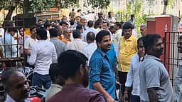 கா்நாடகத்தில் 2 கிலோ தங்கம் திருடியது தொடா்பாக விசாரணை: வாணியம்பாடியில் காவல் நிலையத்தை முற்றுகையிட்ட நகைக் கடை உரிமையாளா்கள்