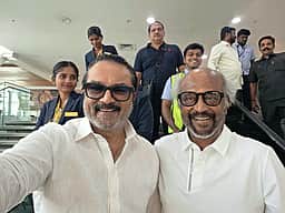 விமானத்தில் சூப்பர் ஸ்டாரை சந்தித்த சுப்ரீம் ஸ்டார்!  