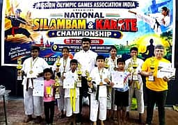 தேசிய கராத்தே, யோகாசனப் போட்டிகளில் தங்கம், வெள்ளிப் பதக்கங்களை வென்ற கம்பம் மாணவா்கள்