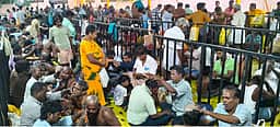 புரட்டாசி 3-வது சனிக்கிழமை: பெருமாள் கோயில்களில் குவிந்த பக்தா்கள்
