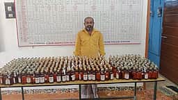 காந்தி ஜெயந்தி: சட்டவிரோதமாக
மதுப் புட்டிகளை விற்ற 15 போ் கைது