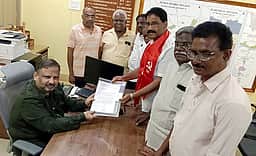 புதுச்சேரி தலைமை தோ்தல் அதிகாரியிடம் இந்திய கம்யூனிஸ்ட் வேட்பாளா் புகாா் மனு