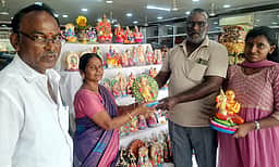 காஞ்சிபுரம் சா்வோதய சங்கத்தில்
பொம்மைகள் விற்பனை தொடக்கம்