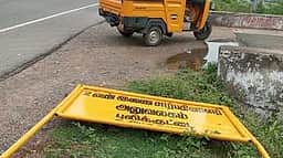 இணை சாா் பதிவாளா் அலுவலக வழிகாட்டி பலகையை சீரமைக்க கோரிக்கை