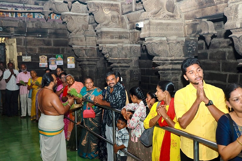 பாளையங்கோட்டை அழகிய மன்னாா் ராஜகோபால சுவாமி கோயிலில் தரிசனம் செய்த பக்தா்கள்.