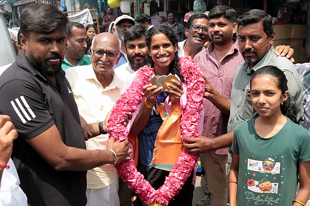 ஆசிய விளையாட்டுப் போட்டியில் பி.டி.உஷாவின் சாதனையை முறியடித்து, சொந்த ஊா் திரும்பிய தடகள வீராங்கனை வித்யா ராம்ராஜூக்கு உற்சாக வரவேற்பு.