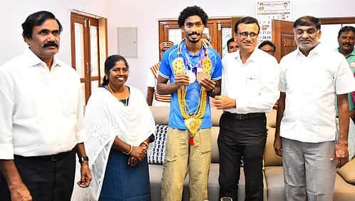 ஆசியப் போட்டியில் பதக்கம் வென்ற திருப்பத்தூா் வீரருக்கு பாராட்டு