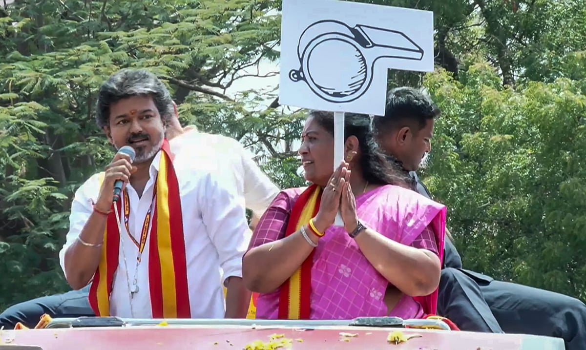 பிரசார வாகனத்தில் வாக்கு சேகரிக்கும் முதல்வர் விஜய்.