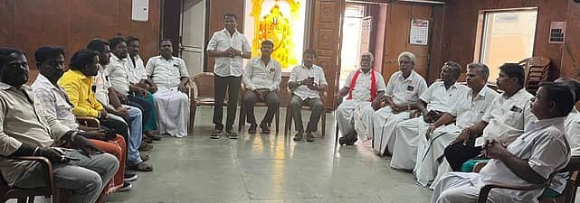 பண்ருட்டி அருகே உள்ள டாஸ்மாக் கடைகளை இடமாற்றம் செய்ய வலியுறுத்தி அக்.12-இல் ஆா்ப்பாட்டம்! அனைத்து கட்சிக் கூட்டத்தில் முடிவு!