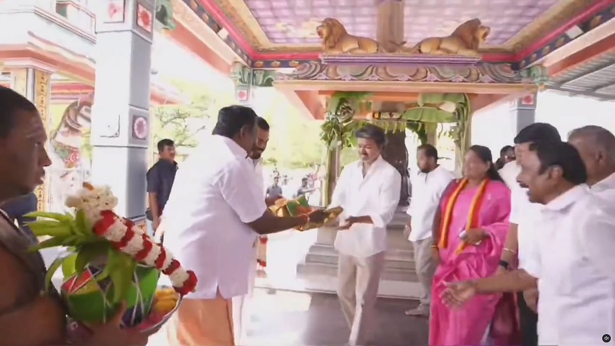 கோயில் நிர்வாகம் சார்பில் முதல்வர் விஜய்க்கு பூரண கும்ப மரியாதை அளிக்கப்பட்டது.