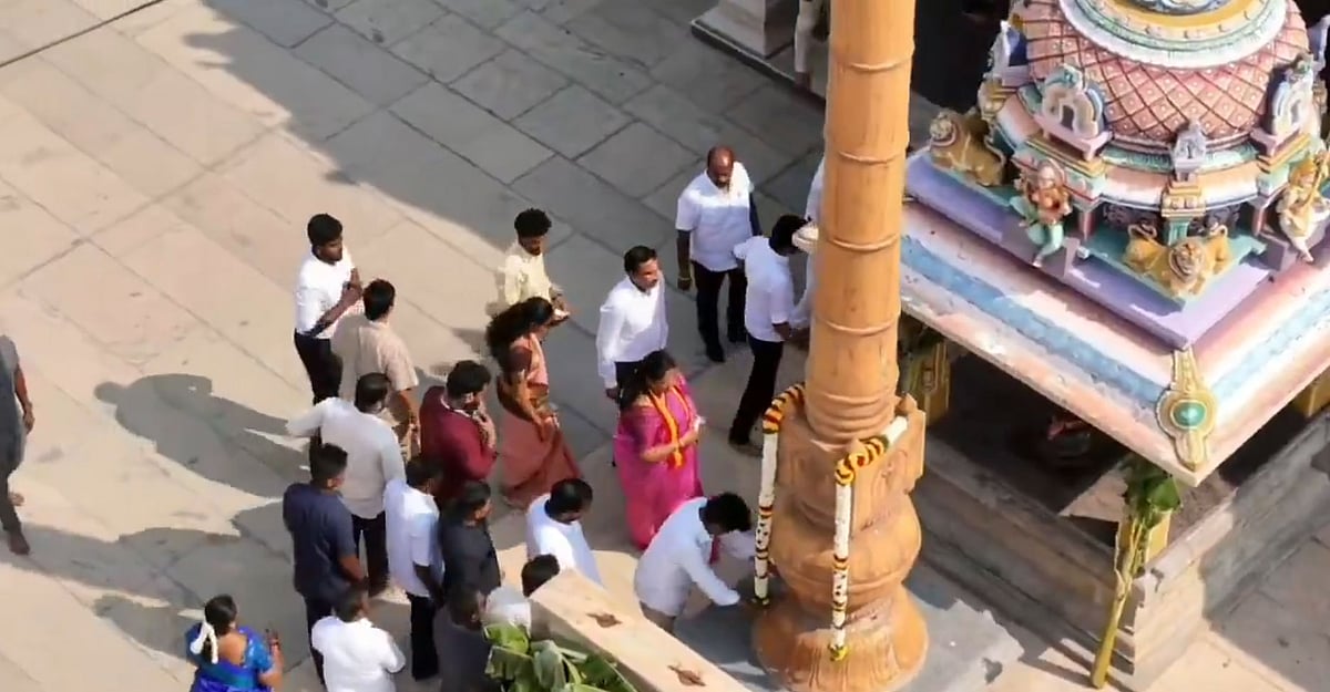 இந்நிகழ்வின்போது அமைச்சர்கள் என். ஆனந்த், செங்கோட்டையன், ரமேஷ் மற்றும் தவெக நிர்வாகிகள் உடன் இருந்தனர்.
