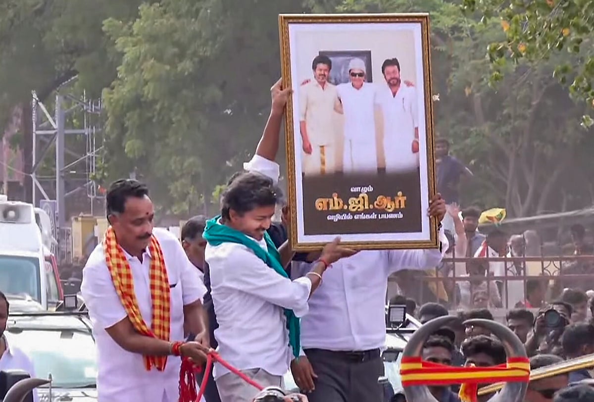 வாக்கு சேகரிக்கும் முதல்வர் விஜய்.