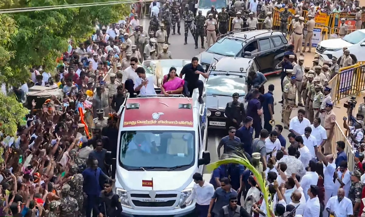 மாலை 6 மணியுடன் பிரசாரம் முடிவடைய உள்ள நிலையில், தமிழக முதல்வரும், தவெக தலைவருமான விஜய் தாராபுரம் தொகுதிக்கு மீண்டும் வருகைத்தந்து, தவெக வேட்பாளர் சத்தியபாமாவை ஆதரித்து பிரசாரம் மேற்கொண்டார்.