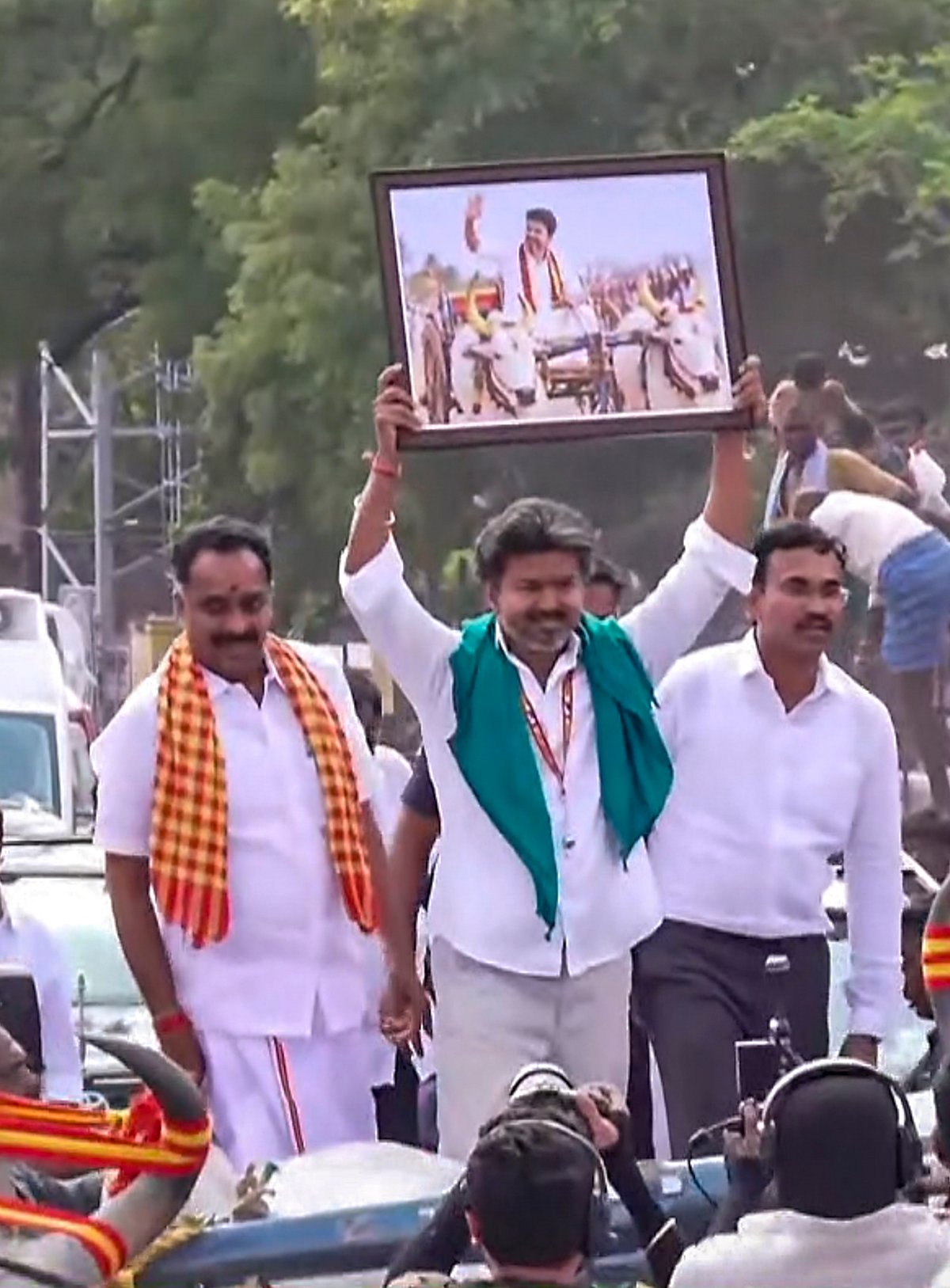 மாருதி நகரில் சாலைவலத்தைத் தொடங்கிய முதல்வர் விஜய், உடுமலைப்பேட்டை சாலை சந்திப்பு, காவல்நிலையம் சந்திப்பு, ஐந்து சாலை சந்திப்பு, மீனாட்சிபுரம், குளத்துப்பாளையம், கரையூர், மூலனூர், வஞ்சியம்மன் கோயிலில் நிறைவு செய்கிறார்.