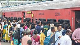 விடுமுறை நிறைவு: நெல்லை பேருந்து, ரயில் நிலையங்களில் மக்கள் கூட்டம்