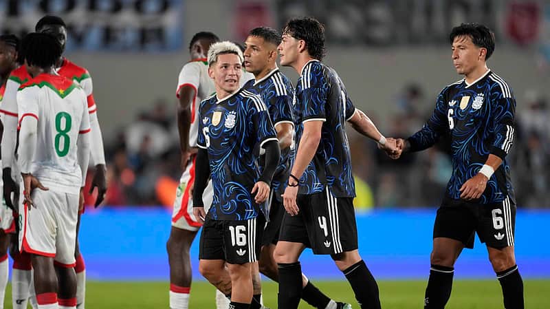Players of Argentina leave the pitch at half time during an international friendly soccer match against Burkina Faso in Buenos Aires, Argentina, Saturday, Oct. 3, 2026. (AP Photo/Gustavo Garello)