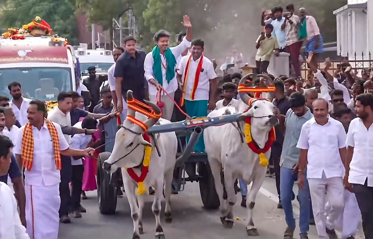 தவெக வேட்பாளர் சத்தியபாமாவை ஆதரித்து சாலைவலம் வந்து வாக்கு சேகரித்த முதல்வர் விஜய்.