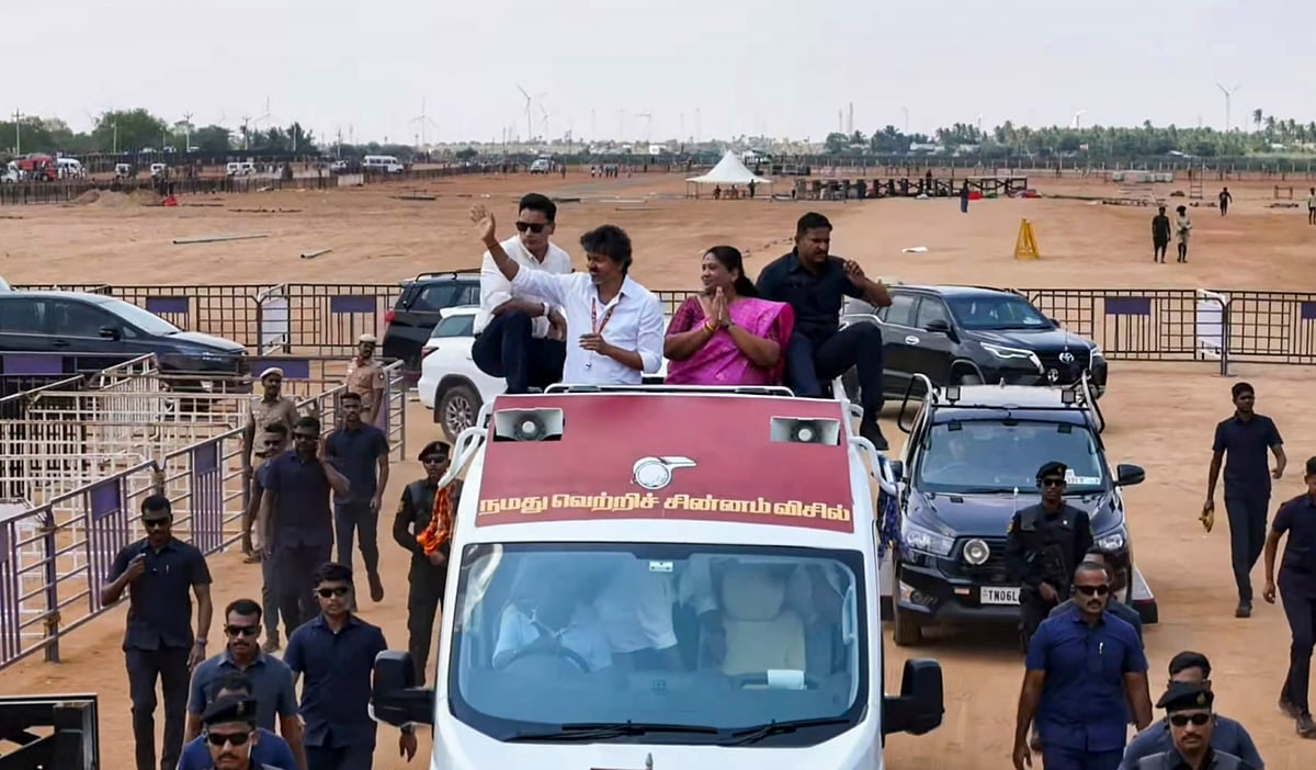 பிரசார வாகனத்தில் முதல்வர் விஜய்.