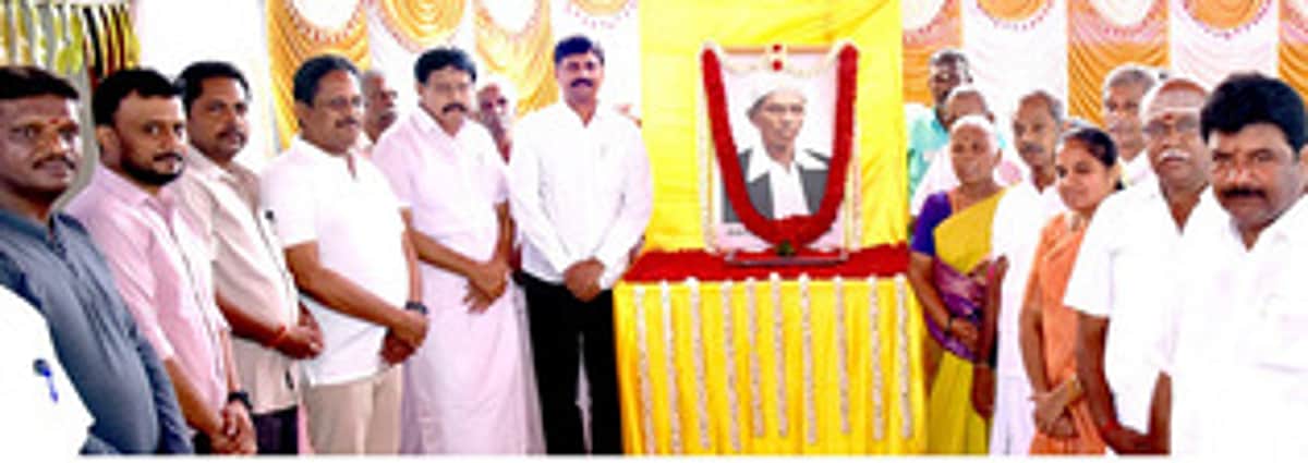 கொடிகாத்த குமரன் பிறந்த நாள்:
அரசு சாா்பில் மரியாதை