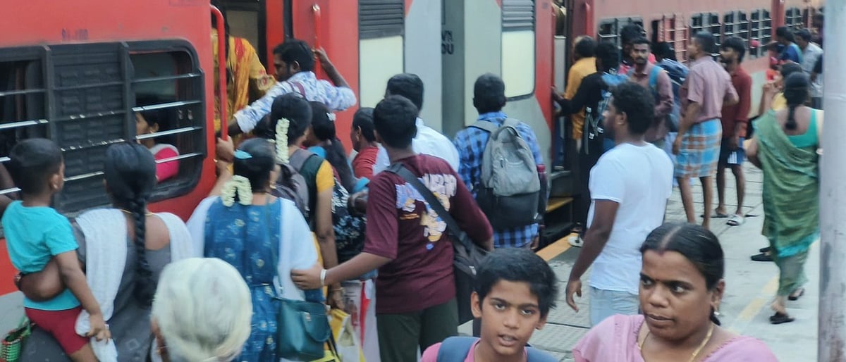 கோவில்பட்டி ரயில் நிலையத்தில் ரயிலில் இடம் பிடிப்பதற்கு முண்டி அடிக்கும் பயணிகள்.
